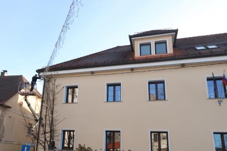 ZAČETEK POSTAVITVE  PRAZNIČNE OKRASITVE PO CERKNICI 01 FOTO LJUBO VUKELIČ